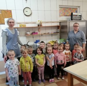 „Szczęśliwe Serduszka” z wizytą w przedszkolnej kuchni