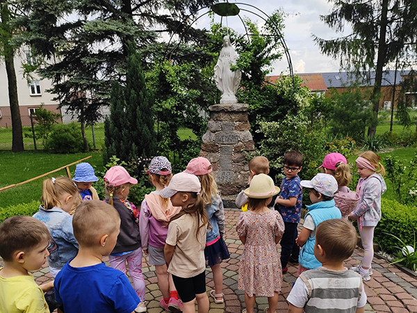 Modlące się dzieci